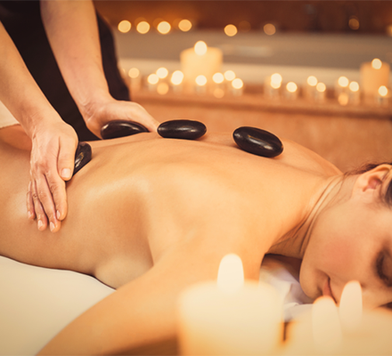 Massage trị liệu với đá nóng